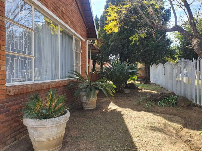 Brackendowns House For Sale: 3 Bedrooms, Pool, Lapa, Double Garage, Staff Quarters!