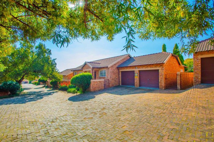 Honeydew Grove Townhouse For Sale: Spacious 3-bed, garden, inverter, double garage.