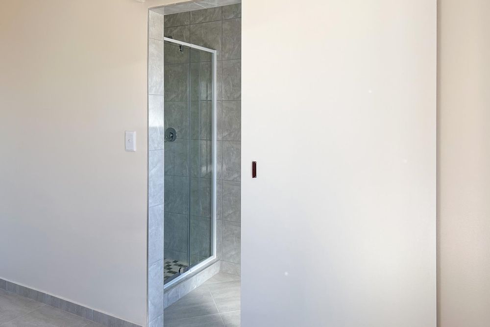 Main bedroom ensuite.