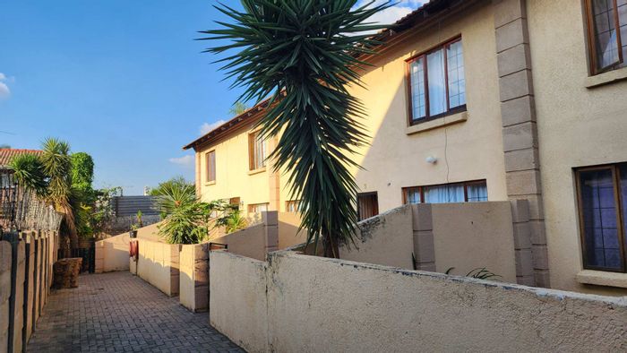 For Sale: Apartment in Rustenburg Central with spacious kitchen, open-plan lounge, and tenant.