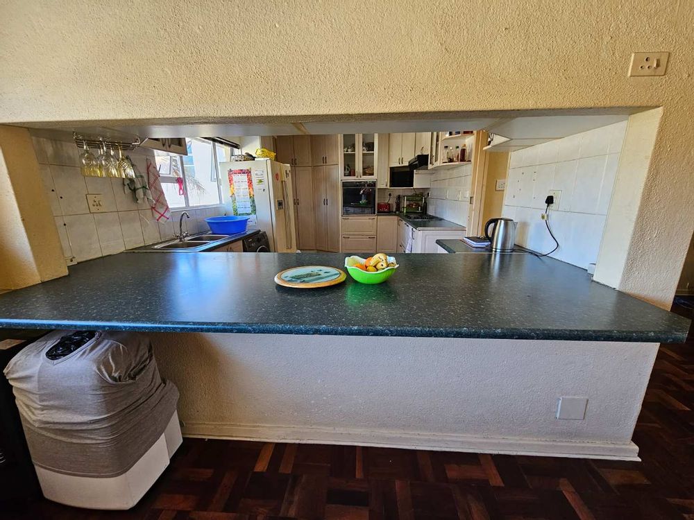 Breakfast nook to kitchen