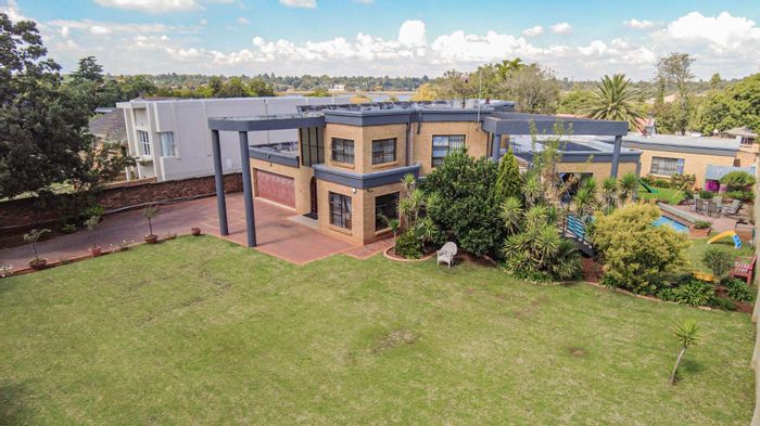 Stunning House for Sale in Lakefield with Golf Course and Lake Views