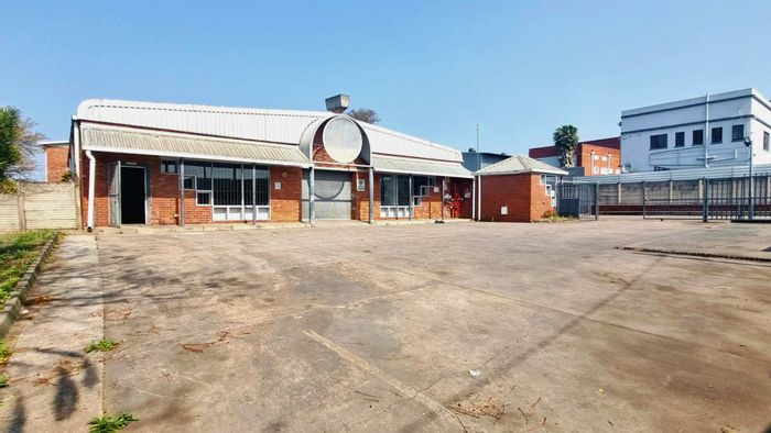 Industrial warehouse in New Germany: 432 m² yard, 3-phase power, available Oct 2025.