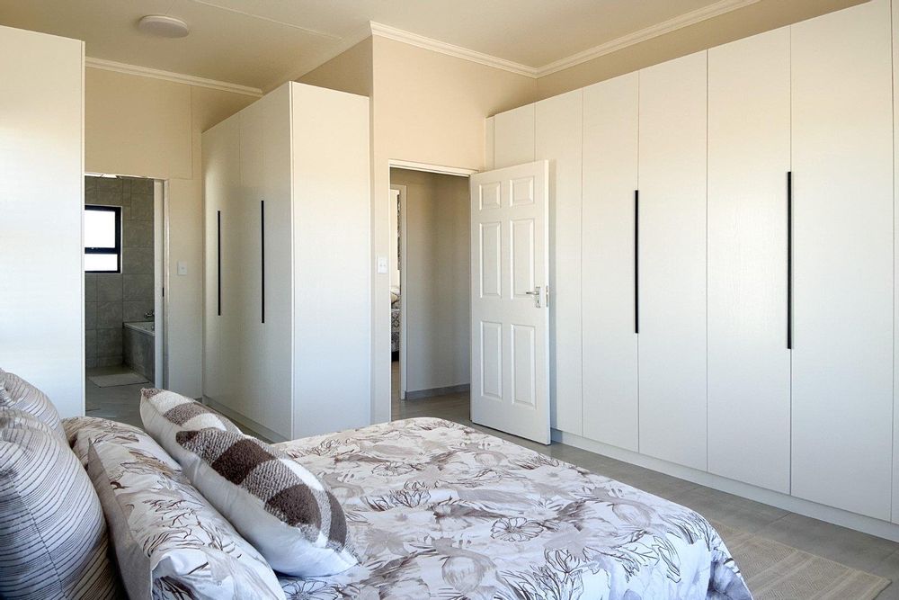 Spacious main bedroom with walk-in closet and full ensuite bathroom.