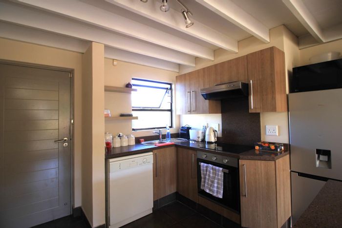 Lonehill Apartment To Rent: 2 beds, loft, balcony, pool, pet-friendly, 24-hour security.