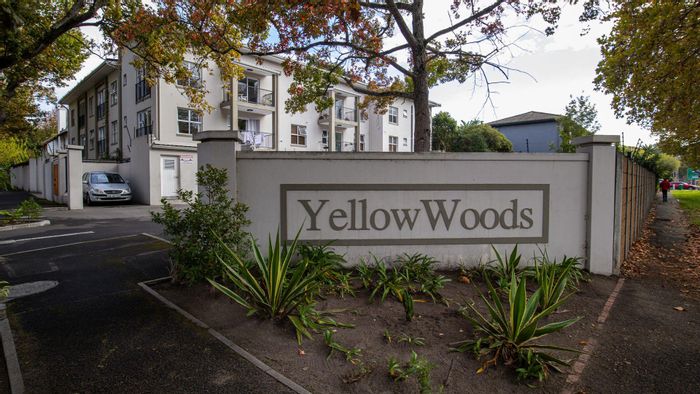 For Sale: Kenilworth Apartment with 2 Bedrooms, Patio, and Secure Parking.