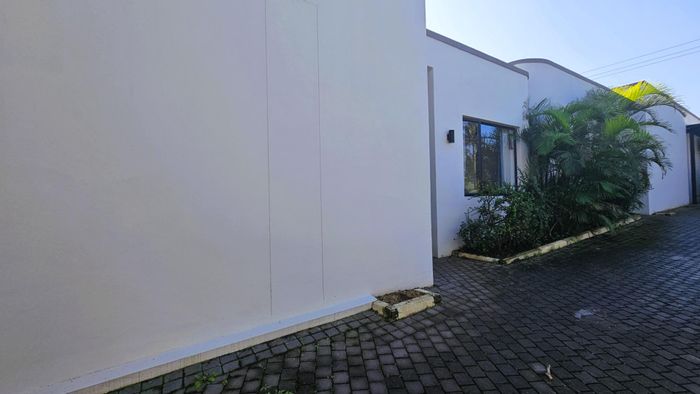 To Rent: Townhouse in Sheffield Beach Central with garden, air-conditioning, and estate amenities.
