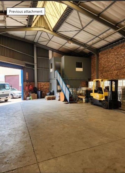 Industrial warehouse unit to rent in Silverton, 24-hour security, high eaves.