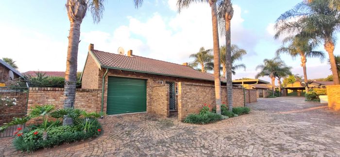 Property #2238206, Townhouse for sale in Rooihuiskraal North