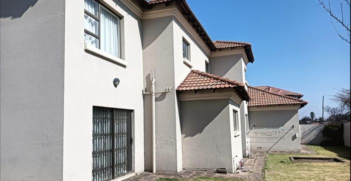 House for Sale in Sonneveld: 3 beds, 2 baths, spacious yard, modern kitchen.