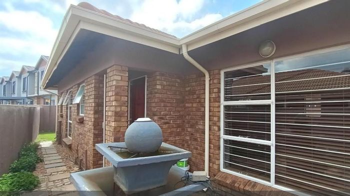 Terenure Cluster For Sale: 3 beds, 2 baths, double garage, close to amenities.