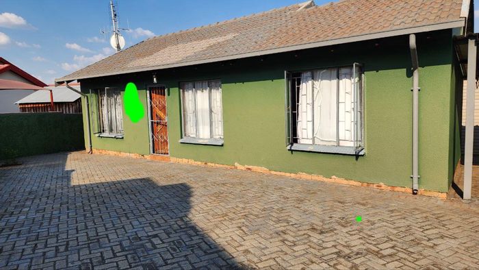 3-Bedroom House For Sale in Tlhabane with spacious yard and convenient location.