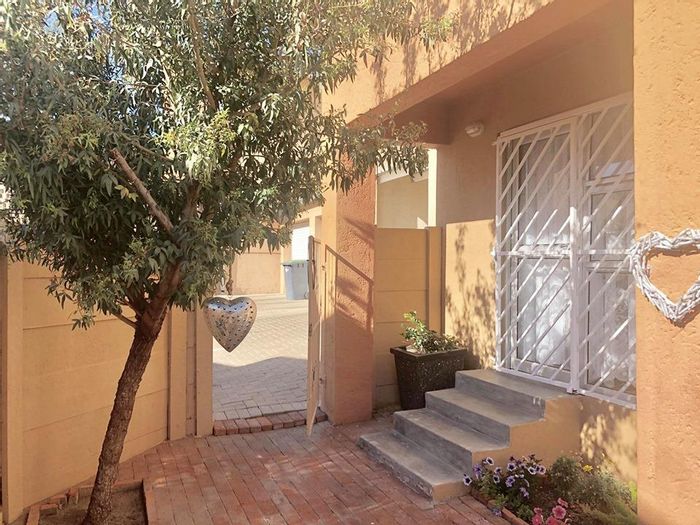 Cost-Inclusive Townhouse: Spacious Living, Secure Garage in Avis - For Sale!