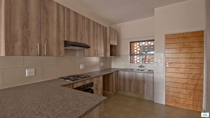 3-Bedroom Apartment in Wierdapark To Rent: Secure, with balcony, carport, and utilities included.