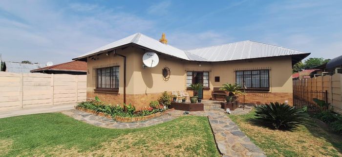 For Sale: House in Alberton Central with 3 bedrooms, automated gate, double carport.