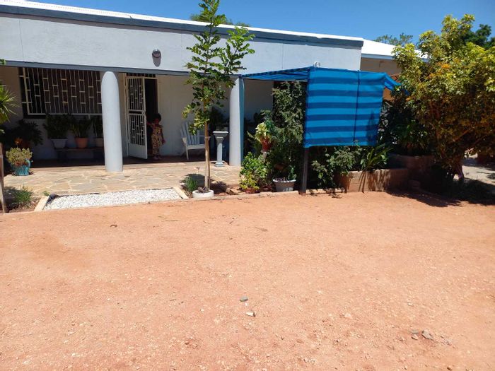 For Sale: 4-bedroom house in Otjiwarongo Central with flat, garage, and outdoor areas.