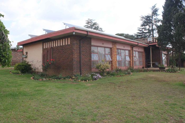 House for sale in Machadodorp Central: 4 bedrooms, pool, granny flat, garages.