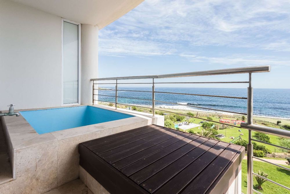 Balcony plunge pool