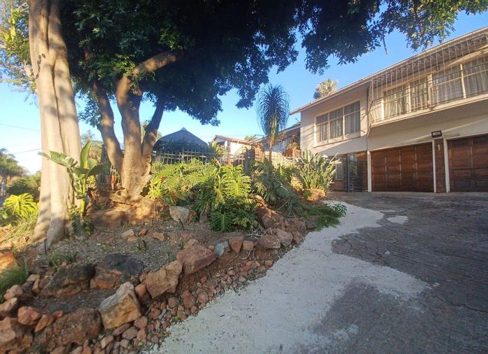 For Sale: House in Sinoville with pool, office space, and scenic views.
