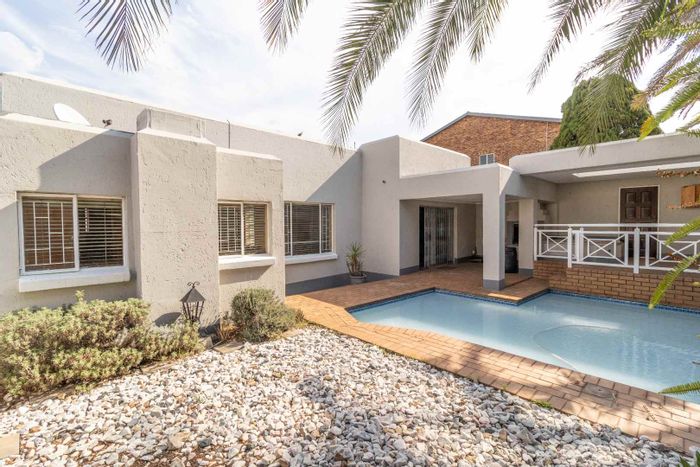 Oakdene House For Sale: 3 beds, pool, study, braai area, secure parking.