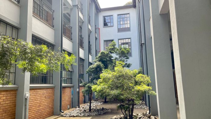 Braamfontein Apartment For Sale: 1 bed, secure parking, near Wits University.