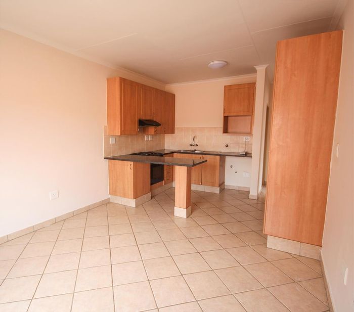 Hazeldean Apartment To Rent: 2 Bed, 1 Bath, garage, pool, security, and WiFi ready.