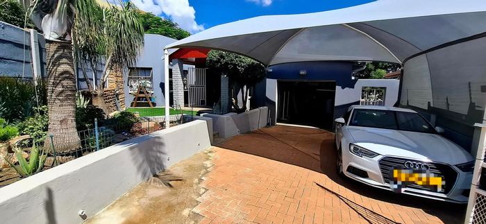 For Sale: House in Kleine Kuppe with 3 bedrooms, garage, and entertainment area.