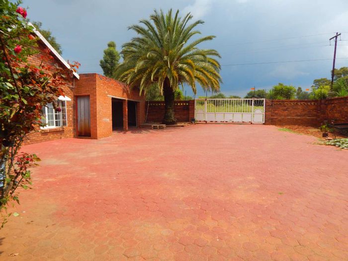 Cottage in Florida to Rent: 1 bedroom, kitchenette, lounge, and parking options.