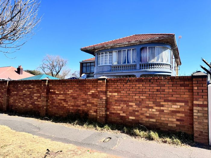 For Sale: Spacious Townsview house with dual wings, pool, and rental potential.