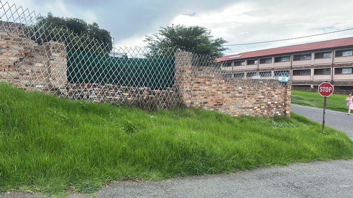 Vacant Land Residential in Newlands For Sale: Close to shopping, schools, and university.