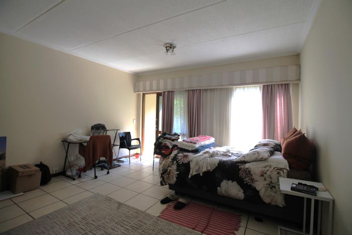 Lonehill Apartment To Rent: Spacious studio, pool access, fibre, covered parking.