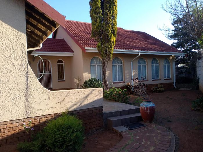 For Sale: Birchleigh North House with spacious layout, 1,000 sqm stand, near schools.