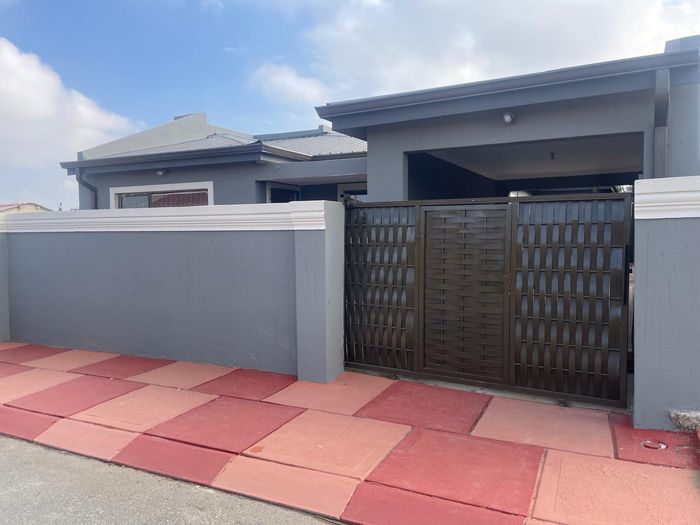 Spacious 3-bedroom house in Meadowlands with open-plan living and garage. For Sale.