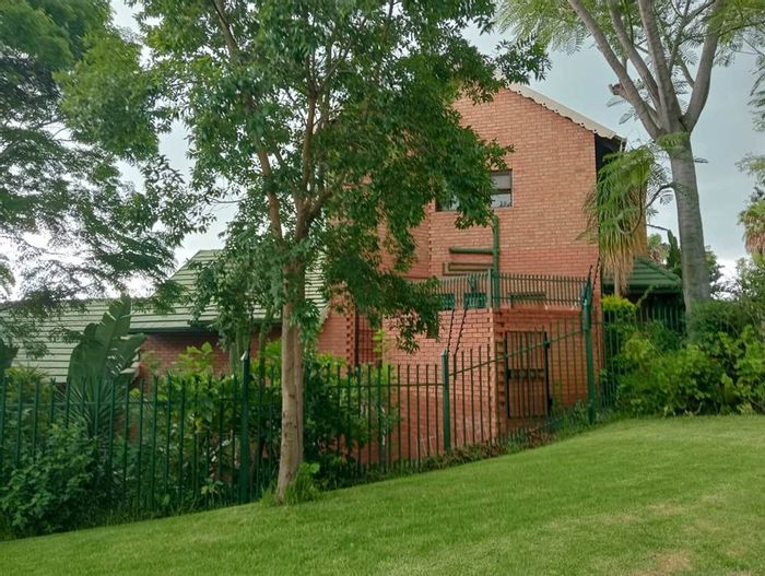 Erasmuskloof House For Sale: 4 beds, pool, entertainment space, secure area.