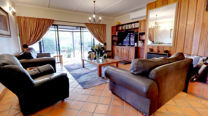 Spacious 4-bedroom house in Pioniers Park with double garage and study. For Sale.
