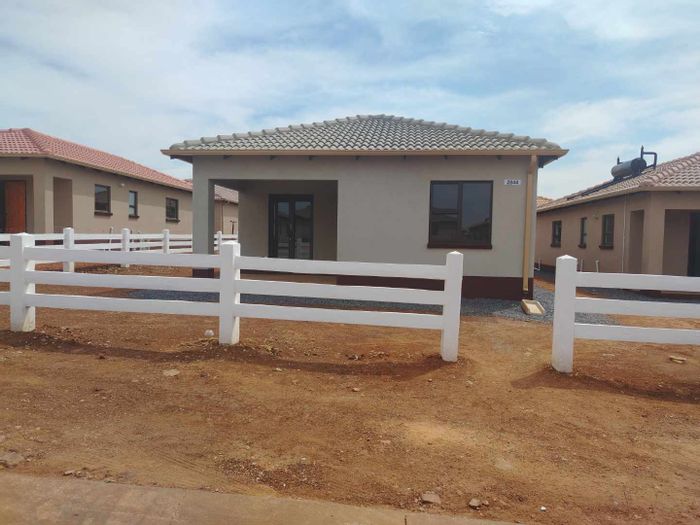 For Sale: House in Albertsdal with 3 beds, private garden, and open plan kitchen.