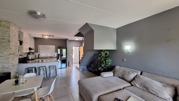 Fourways Apartment To Rent: Duplex with pool, clubhouse, and secure access.