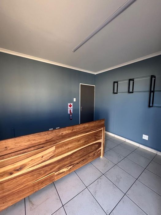 Northern Industrial: Industrial space to rent with offices and reception area.