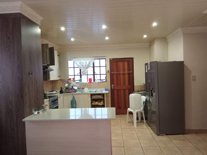 House for Sale in Theresapark: 3 beds, 2 baths, garden, secure garage.