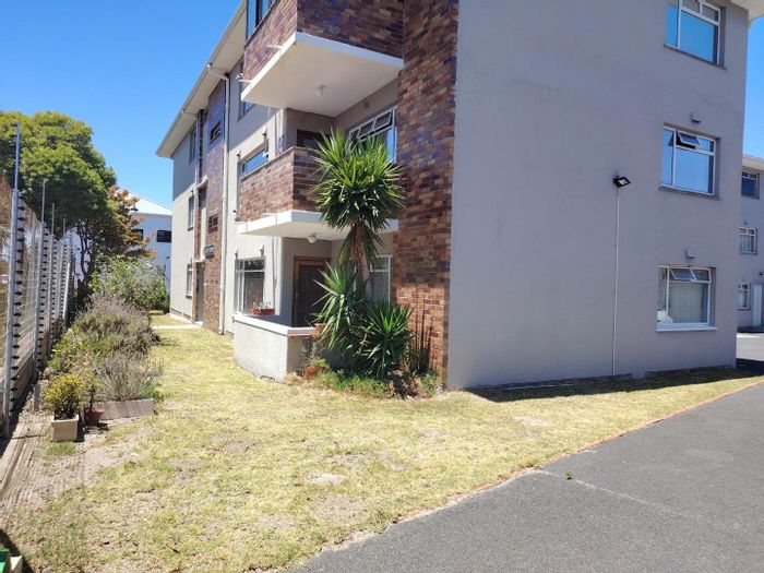 Heathfield Apartment To Rent: 2 beds, garage, balcony, fiber, secure complex.