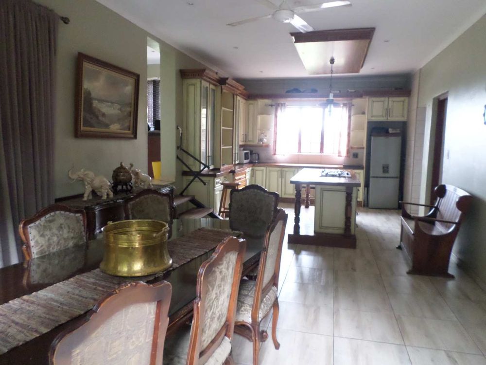 Open plan diningroom and Kitchen.