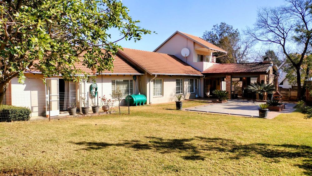 Main garden with pool and braai area