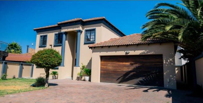 For Sale: Cluster in Glen Marais with 24-hour security, garden, and double garages.