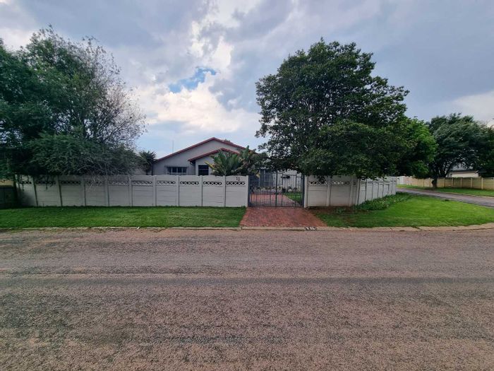 Verwoerdpark House For Sale: 4 Bedrooms, 3 Garages, Pool, Large Study.