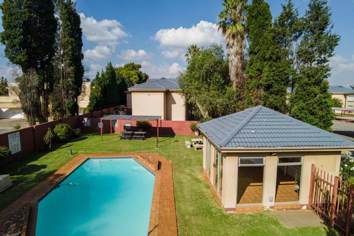 Lakefield Apartment with Pool, Clubhouse & Security | 2-Bedroom | For Sale