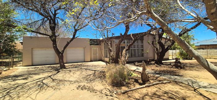 For Sale: House in Okahandja Central with 3 Bedrooms, Flatlet, Pool, and Garden.