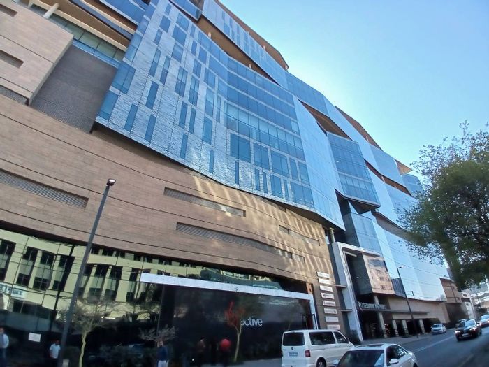 Rosebank Office To Rent: 726 sqm, open-plan layout, kitchen, parking available.