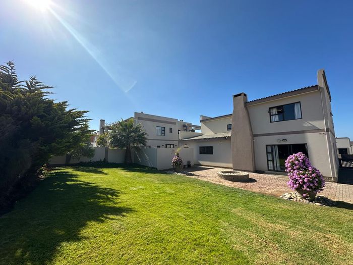 Waterfront House To Rent: 3 Bedrooms, 2 Bathrooms, Double Garage, Beach Access.
