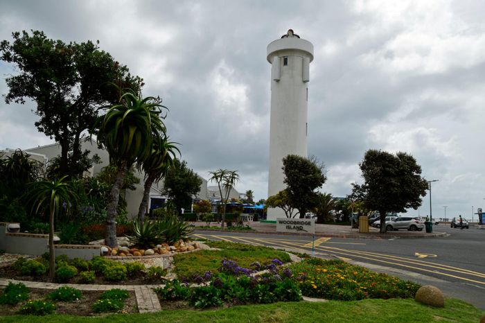 Woodbridge Island Townhouse For Sale: Lagoon views, communal pools, solar-ready parking.