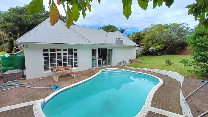 Bonza Bay House For Sale: Indoor braai, pool, spacious living, secure cul-de-sac.